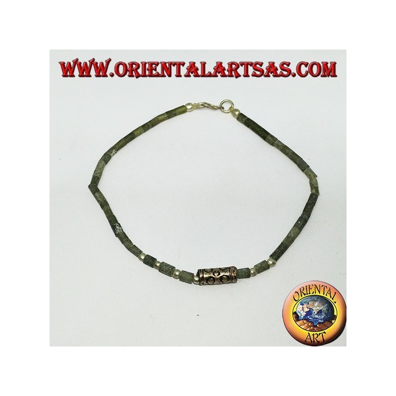 Bracelets avec des tubes de jade bruts et des boules d'argent enfilées