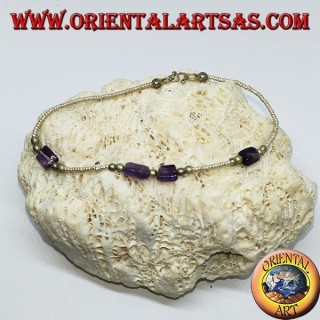 Pulsera ensartada con bolas de plata y piezas amatistas caídas.