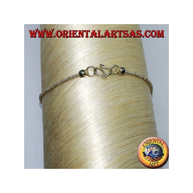 Bracciale infilato con palline in argento e pezzi di ametista burattate