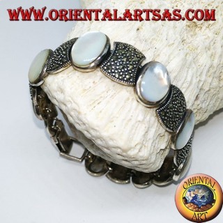 Pulseras de plata, engastadas con nácar ovalada y marcasita.