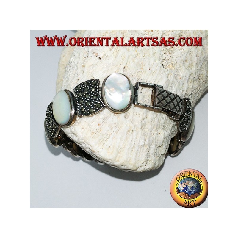 Silberarmbänder, besetzt mit ovalem Perlmutt und Markasit