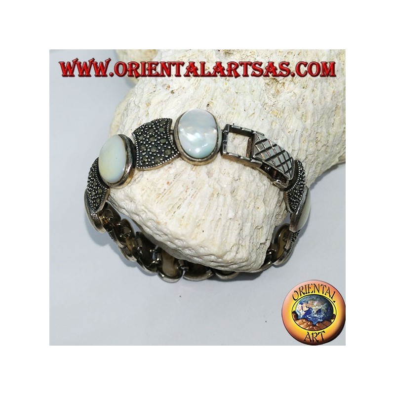 Pulseras de plata, engastadas con nácar ovalada y marcasita.