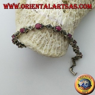 Pulseras de plata con 12 rubíes ovalados engastados con 4 mandíbulas y marcasita.