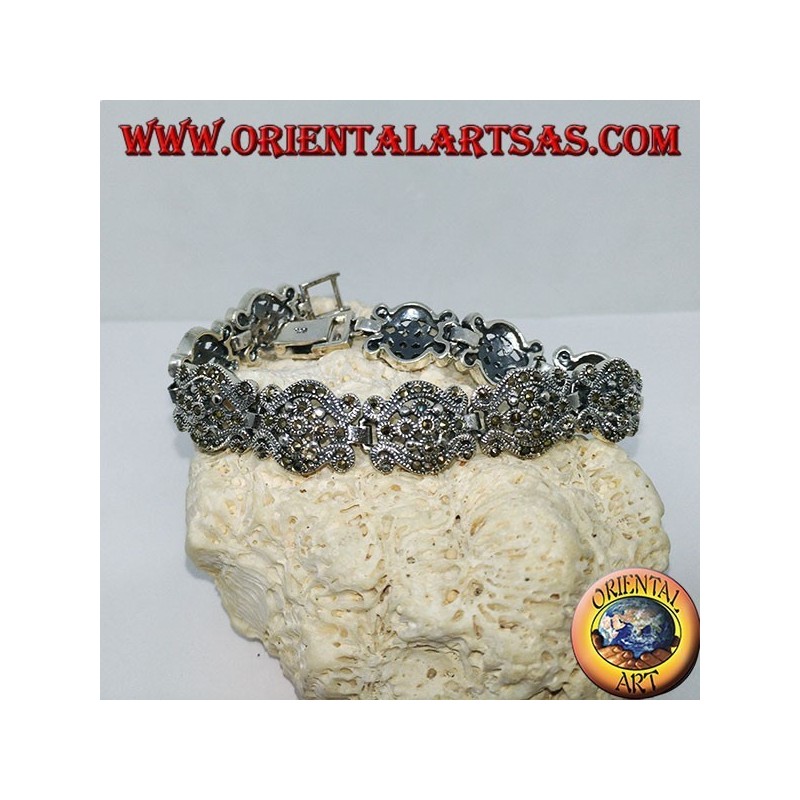 Pulseras de plata con marcas de estilo barroco.