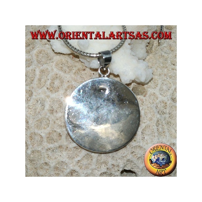 Colgante de plata con un conjunto de coral redondo rojo.