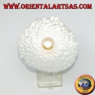 Shell-shaped satin silver ring with a central pink pearl
