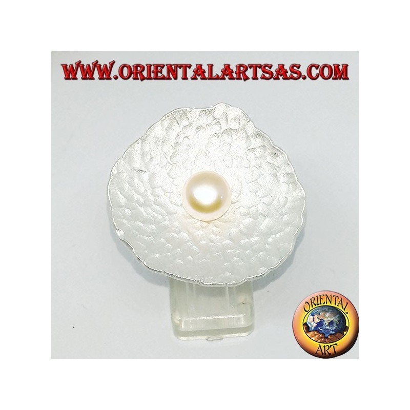 Anello in argento satinato a forma conchiglia con un perla rosa centrale