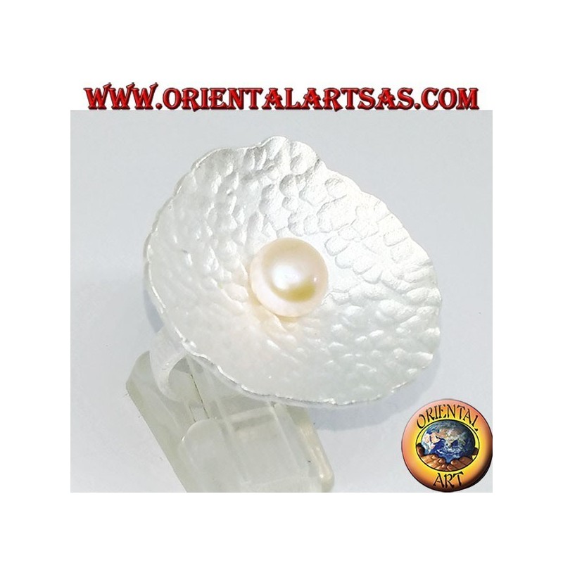 Shell-shaped satin silver ring with a central pink pearl