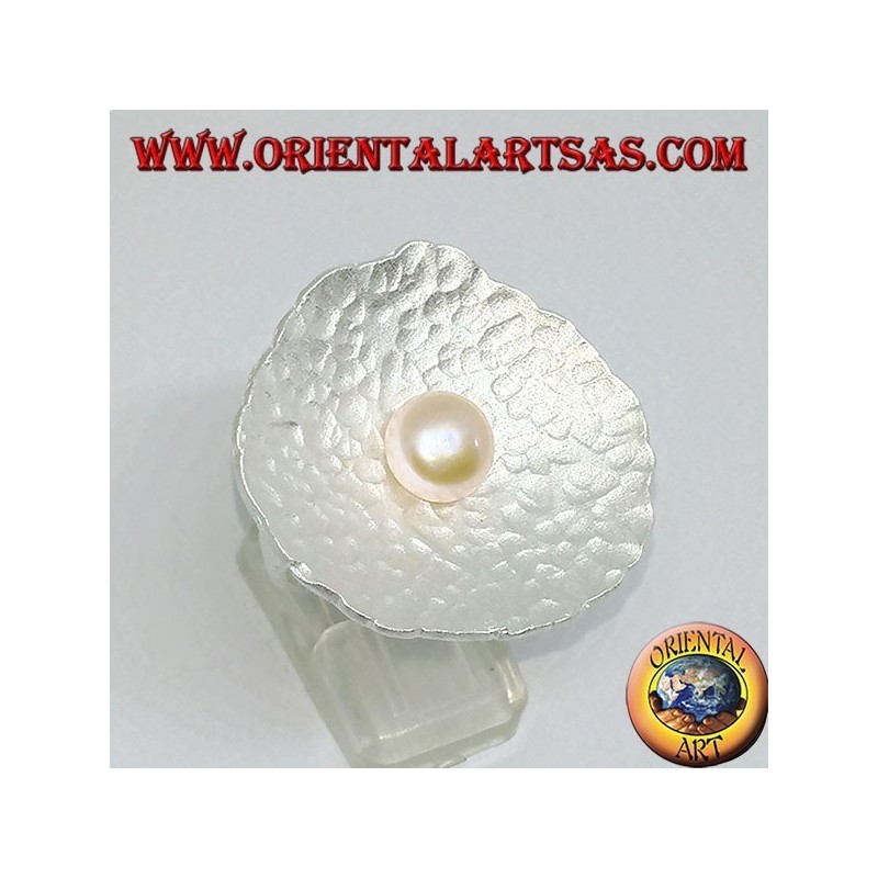 Shell-shaped satin silver ring with a central pink pearl