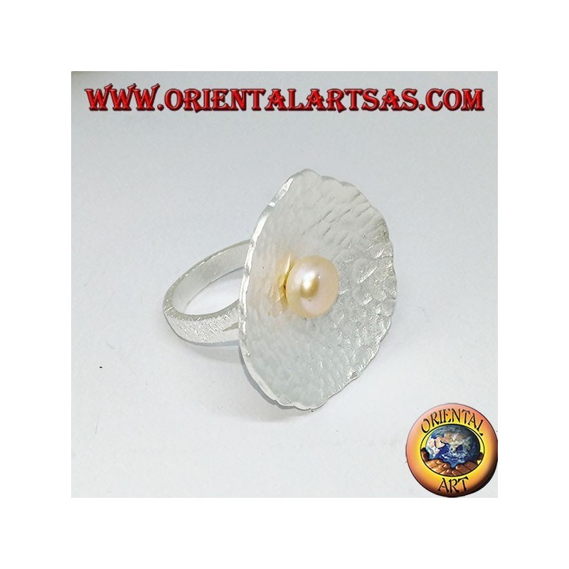 Muschelförmiger Satin-Silberring mit einer zentralen rosa Perle