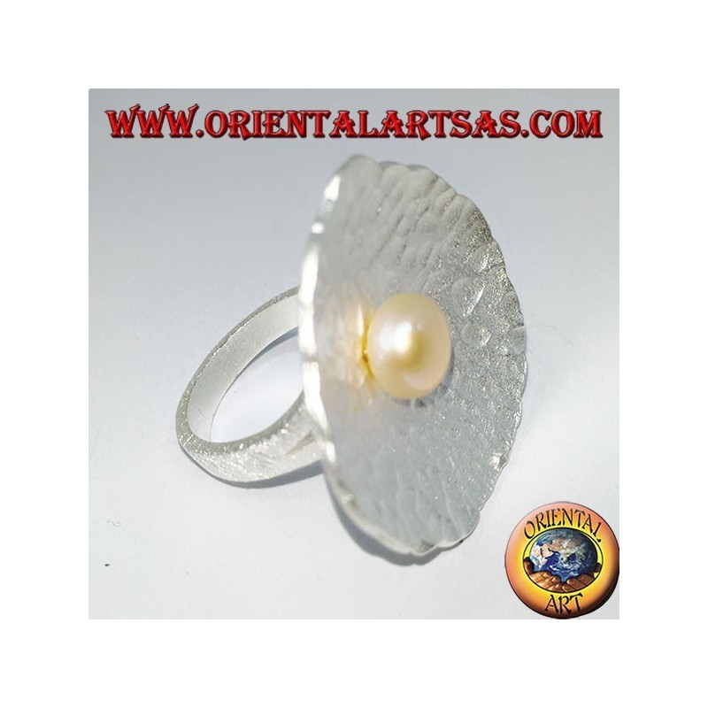Muschelförmiger Satin-Silberring mit einer zentralen rosa Perle