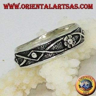 Silver band ring with flower and bas-relief braided wire