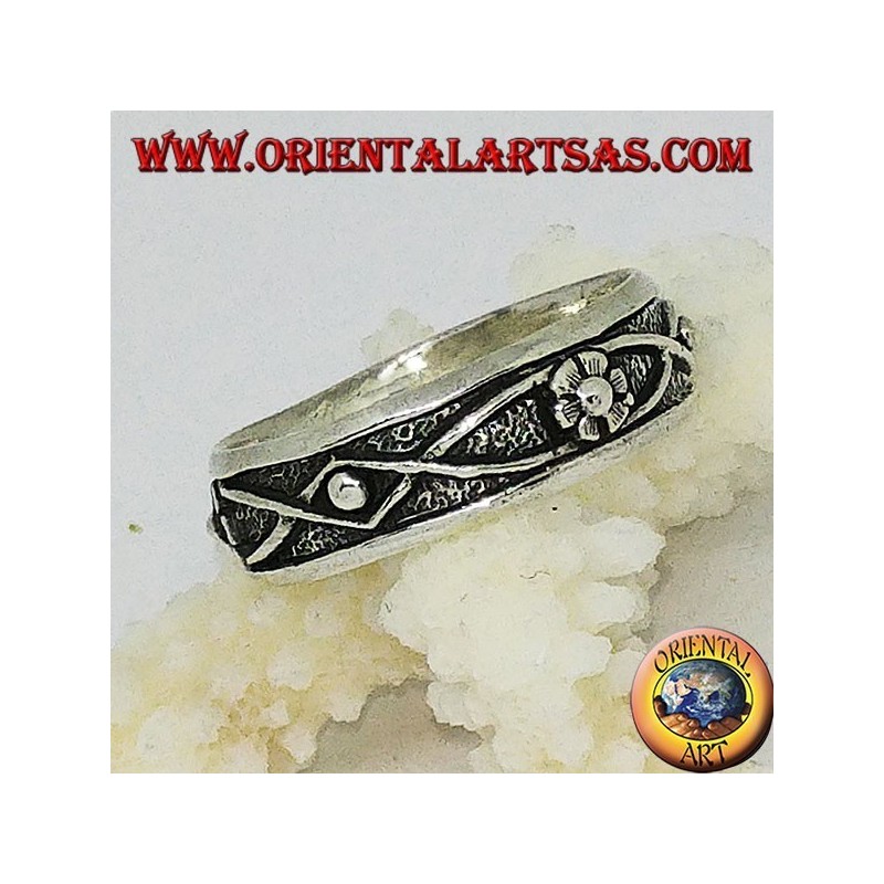 Bague en argent avec fil tressé de fleurs et de bas-relief