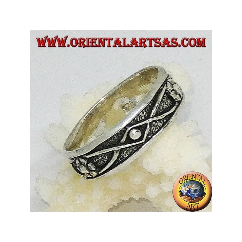 Anillo de plata con flor y alambre trenzado de bajo relieve.
