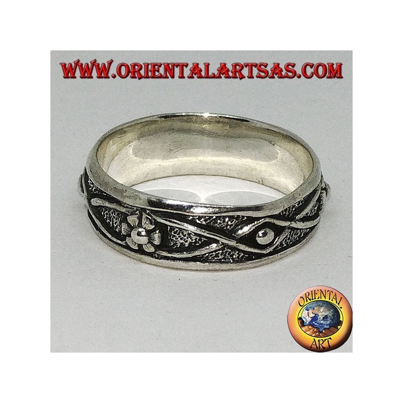 Bague en argent avec fil tressé de fleurs et de bas-relief
