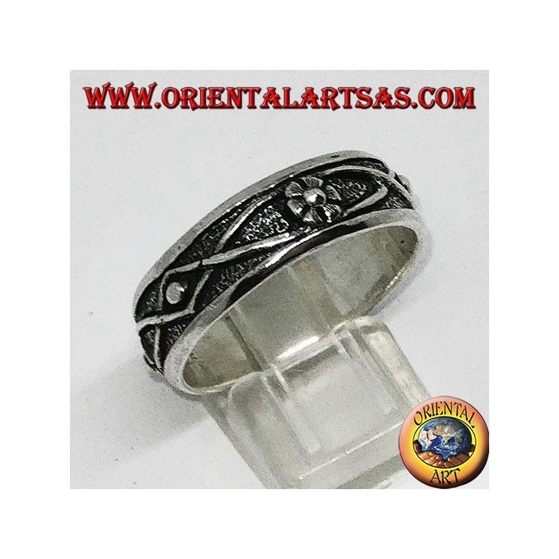 Anello fedina in argento con fiore e filo intrecciato a bassorilievo
