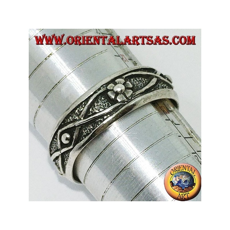 Bague en argent avec fil tressé de fleurs et de bas-relief