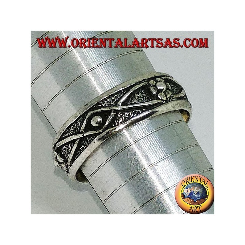 Anello fedina in argento con fiore e filo intrecciato a bassorilievo