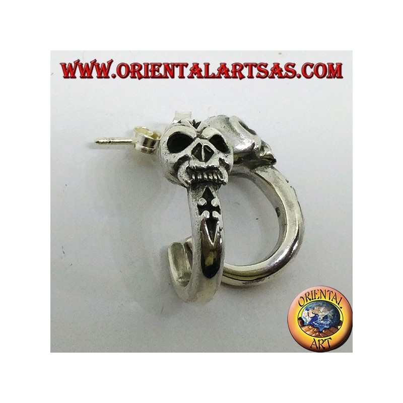 Pendiente de plata, semicírculo pirata con calavera.