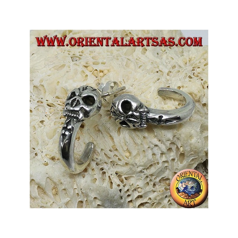 Pendiente de plata, semicírculo pirata con calavera.