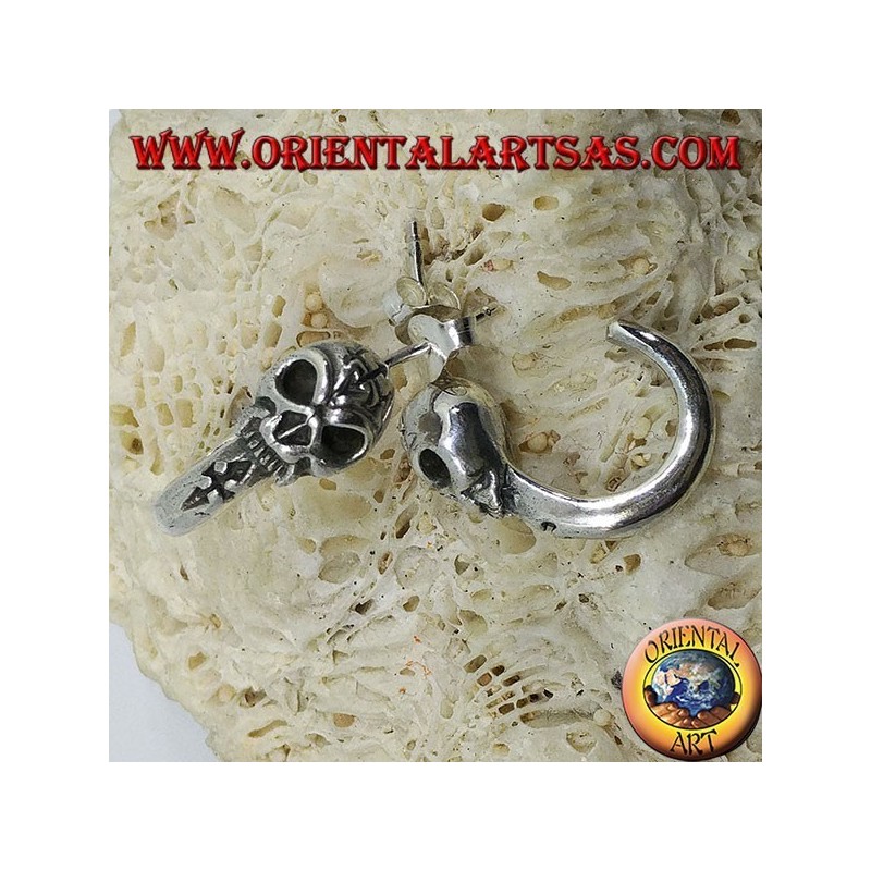 Pendiente de plata, semicírculo pirata con calavera.