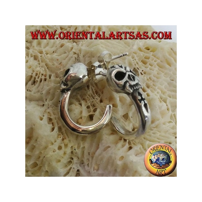 Pendiente de plata, semicírculo pirata con calavera.