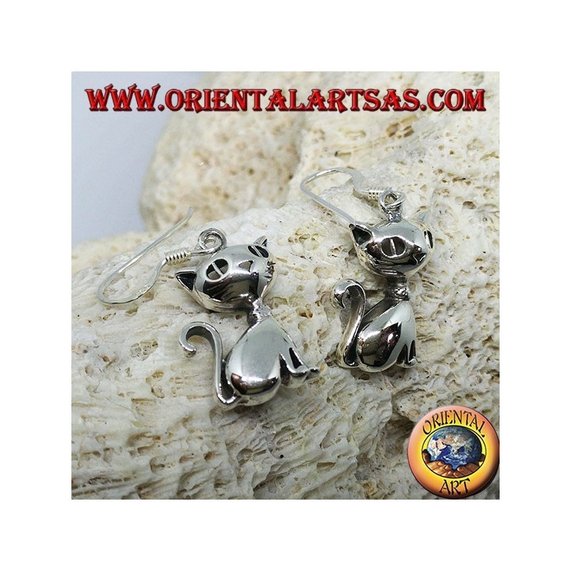 Pendientes de plata con forma de gato sentado.