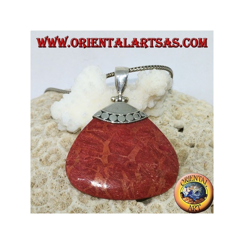 Pendentif triangulaire en corail rouge avec crochet en argent