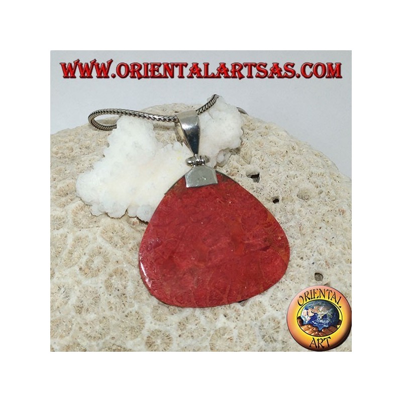 Pendentif triangulaire en corail rouge avec crochet en argent