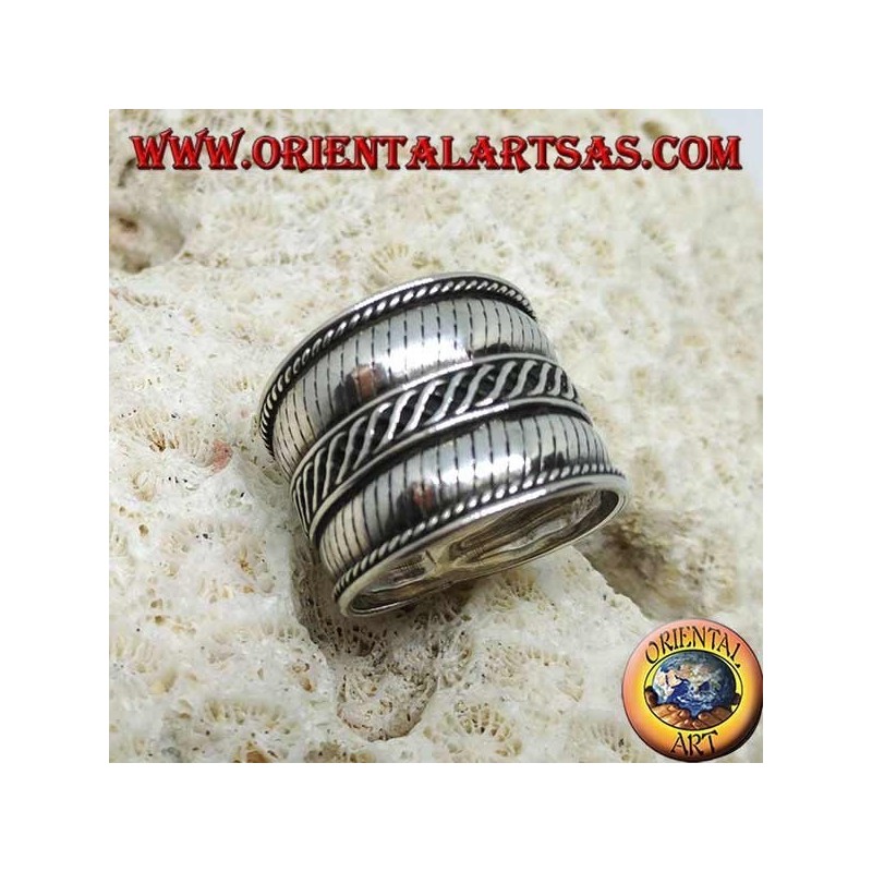 Bague large en argent avec des rayures croisées, Bali