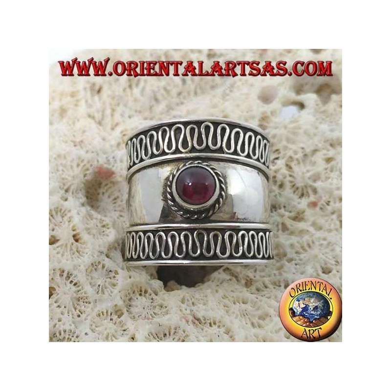 Breiter Bandring in Silber mit rundem Cabochon-Granat, Bali