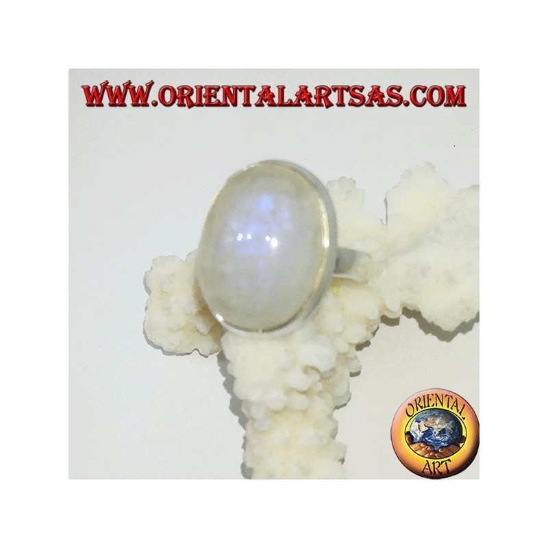 Anillo de plata con un conjunto simple de piedra de luna ovalada del arco iris