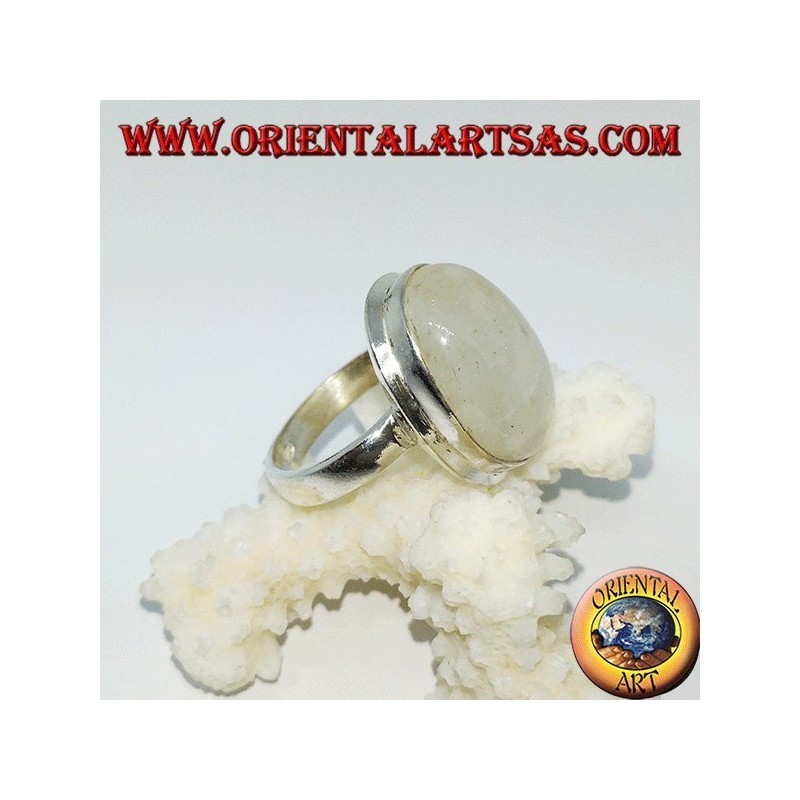 Anillo de plata con un conjunto simple de piedra de luna ovalada del arco iris