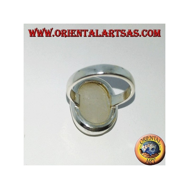 Anillo de plata con un conjunto simple de piedra de luna ovalada del arco iris