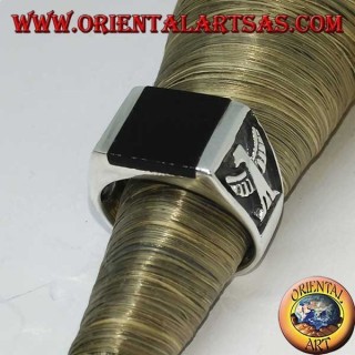 Silberner Ring mit quadratischem Onyx und kaiserlichen Flachreliefadlern an den Seiten