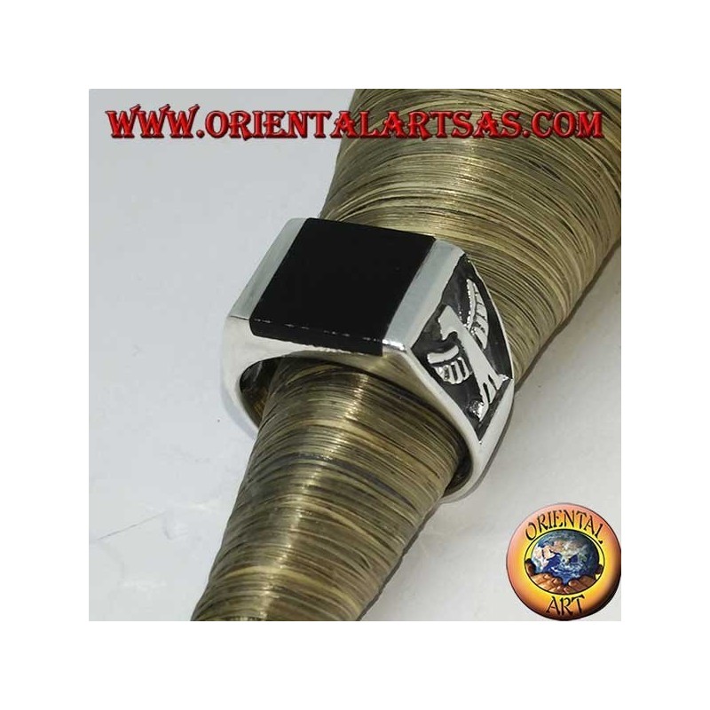 Bague en argent avec onyx carré et bas-relief impérial sur les côtés