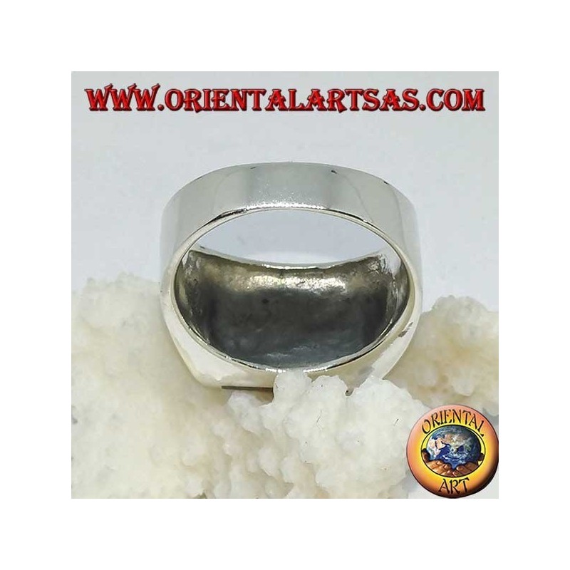 Anillo de plata con ónix cuadrado y águilas imperiales en bajorrelieve en los laterales.