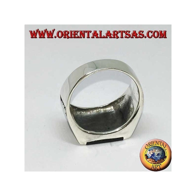 Bague en argent avec onyx carré et bas-relief impérial sur les côtés