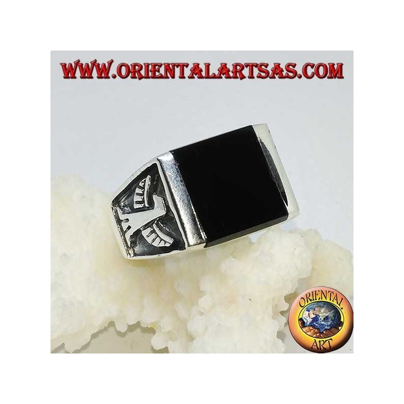 Silberner Ring mit quadratischem Onyx und kaiserlichen Flachreliefadlern an den Seiten