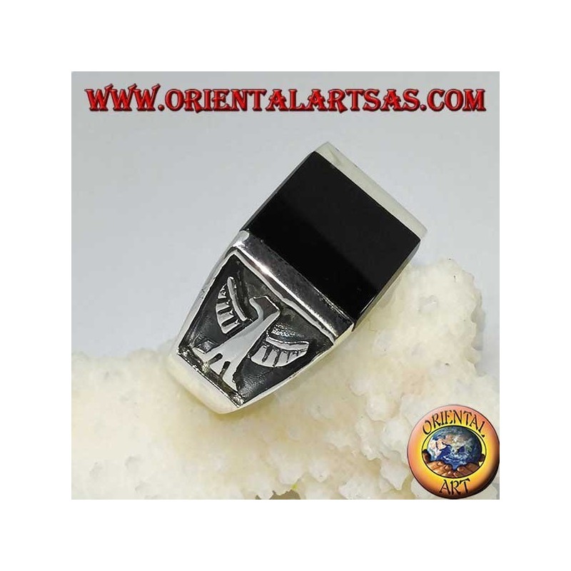 Anello in argento con onice quadrata ed aquile imperiali a bassorilievo sui lati