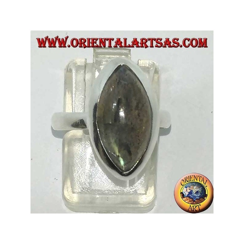 Anello in argento con labradorite a taglio navetta