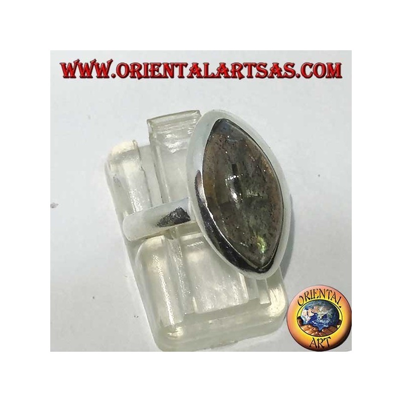 Anello in argento con labradorite a taglio navetta