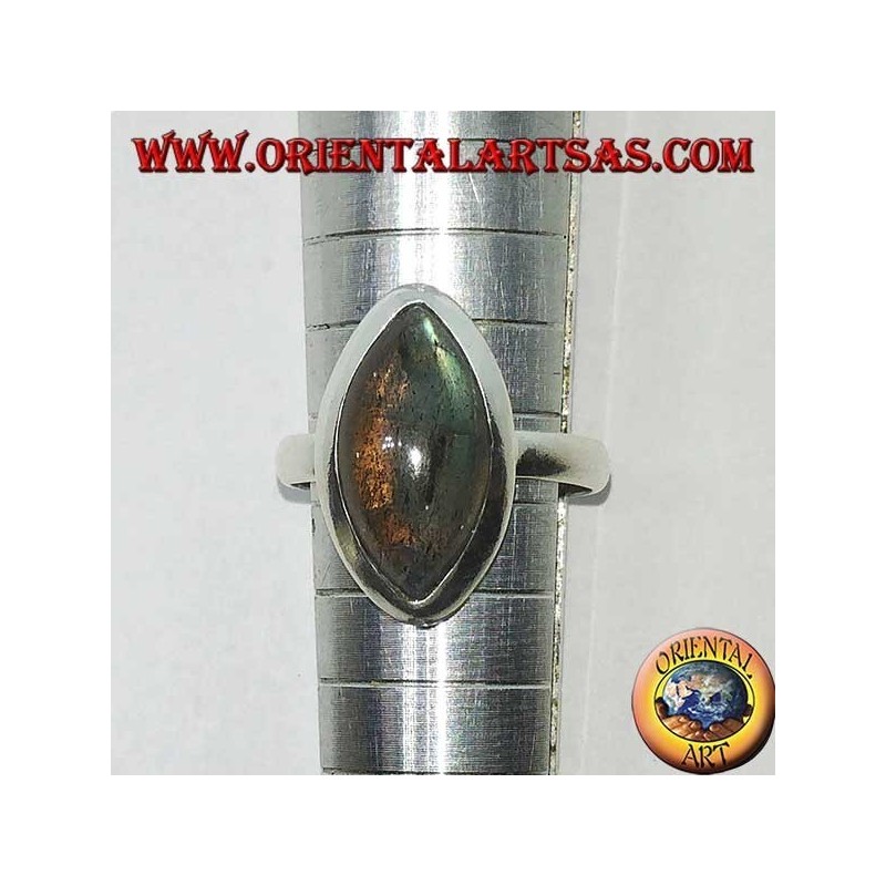 Bague en argent avec labradorite taillée en navette