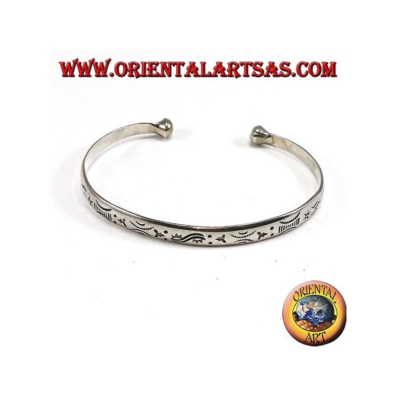 Pulsera rígida en plata, con grabados hechos al amanecer y al atardecer.