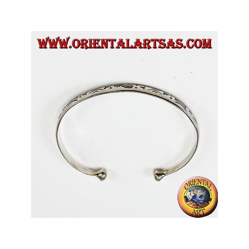 Pulsera rígida en plata, con grabados hechos al amanecer y al atardecer.