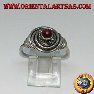 Anillo de alambre de plata con granate cabujón redondo