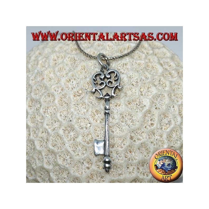 Pendentif en argent 925 en forme de clef baroque avec poignée décorée de volutes.