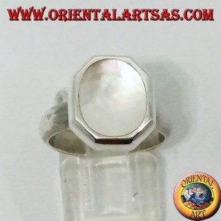Anillo de plata con base hexagonal y nácar ovalado.