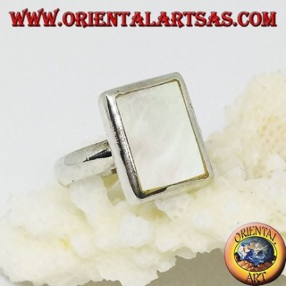 Anillo de plata con nácar rectangular engastado con el borde