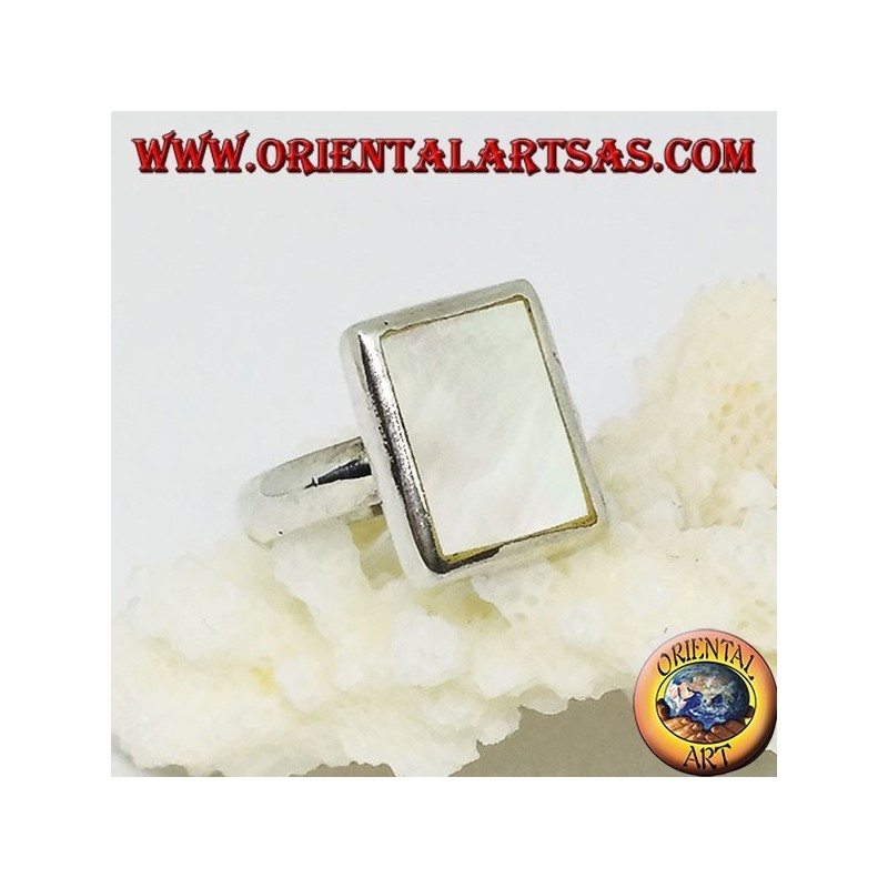 Bague en argent avec nacre rectangulaire sertie au bord